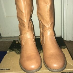 TAN BOOTS